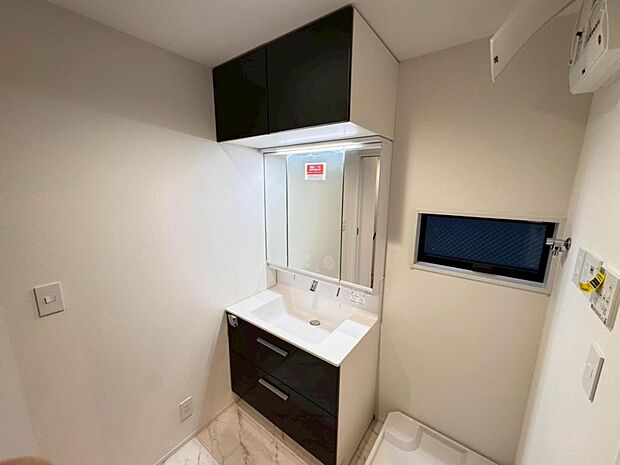 【洗面化粧台】見た目の美しさだけではなく、機能性も追求した使い勝手の良い鏡裏収納付3面鏡型の独立洗面化粧台。広めで使いやすく、収納豊富なキャビネットでいつもすっきり清潔に保てます♪