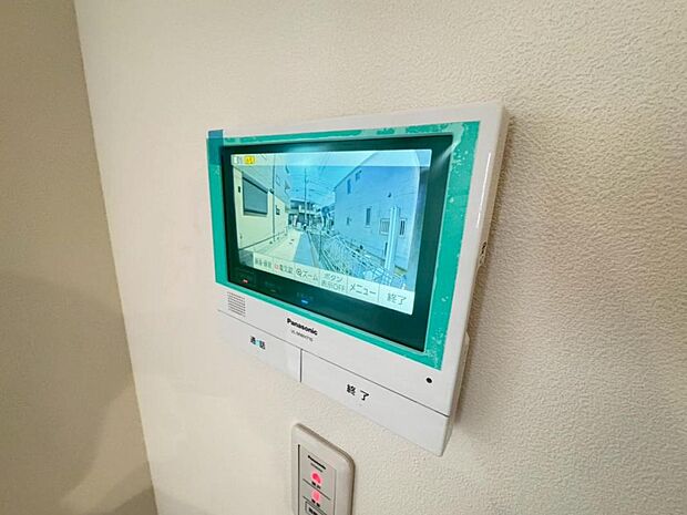 【モニター付きインターホン】ドアを開ける前に訪問者の顔を確認できます。不審者や無用なセールスだった場合に玄関を開ける必要がなく、防犯性を向上してくれます。
