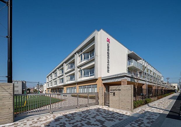 北区立西が丘小学校(約318m)