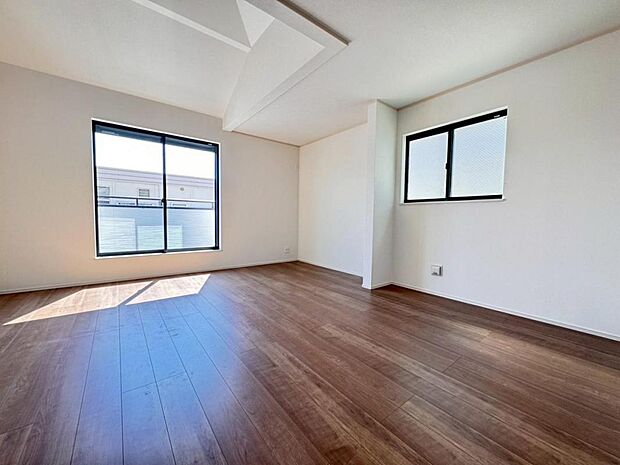 【ダイニング】リビングは17帖ございます。外からの視線が気になりにくい2階リビング。プライベートを守りながら、ご家族との楽しい時間をお過ごし頂けます。