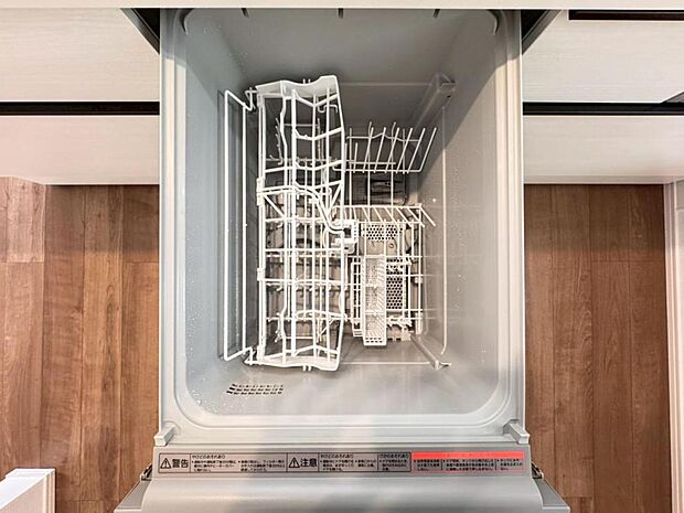 【食洗機】しつこい油汚れもサッと溶かして洗います。除菌も出来るので小さなお子様の食器洗いにも安心です。また、手洗いに比べて使用水量はごくわずか。時間と水道の節約になります。