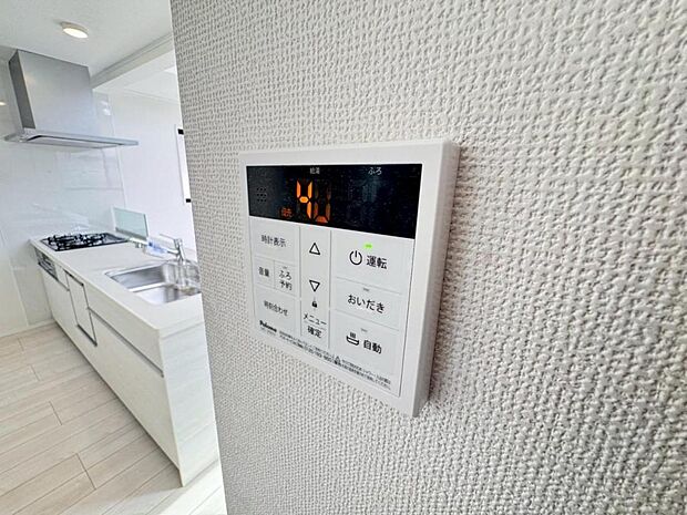 【オートバス】離れた場所からでも浴槽の操作が可能な追い焚き機能付きです。セミオート式になりますので操作も楽々。