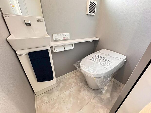 【トイレ】高機能タンクレスタイプのトイレを採用。見た目の美しさだけではなく、お手入れ・お掃除が簡単なのも重要なポイントです。
