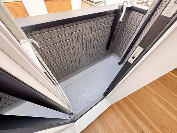 【バルコニー】陽当りの良いバルコニーはお洗濯物が効率よく乾きます。季節の光と風を感じられるとっておきの空間です。