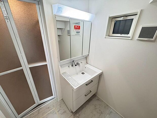 【洗面化粧台】実用性と機能美を兼ね備えた先進の洗面化粧台になります。耐水性や撥水性にも優れた仕様、3面鏡と一体となったキャビネットは収納力もUPします。