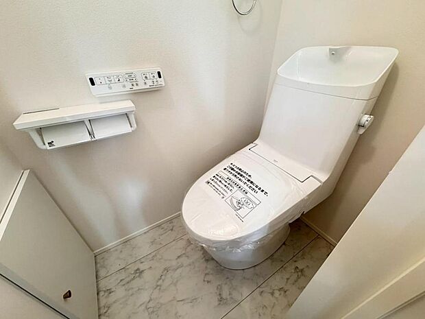 【トイレ】白を基調とし清潔感をデザインしたトイレ空間です。使い心地もしっかり追求した先進のトイレを搭載しております。