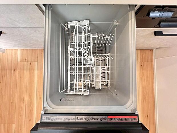 【食洗機】しつこい油汚れもサッと溶かして洗います。除菌も出来るので小さなお子様の食器洗いにも安心です。また、手洗いに比べて使用水量はごくわずか。時間と水道の節約になります。