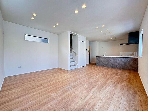 【リビング】ゲストを呼びたくなる18帖の広々LDK。たくさんの笑顔が溢れます。開放感のある広々空間で素敵な時間をお過ごしください。