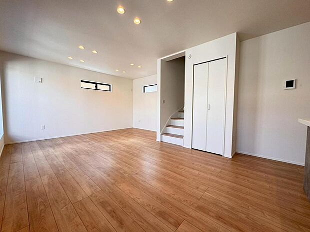 【ダイニング】リビングは１８帖ございます。外からの視線が気になりにくい２階リビング。プライベートを守りながら、ご家族との楽しい時間をお過ごし頂けます。