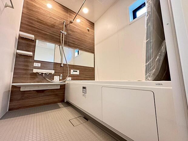 【バスルーム】一日の疲れを癒すバスルームは広々一坪タイプ。足を伸ばしてゆったりと浴槽に浸かっていただけます。雨の日や花粉の時期のお洗濯に最適な浴室換気乾燥機能もございます。