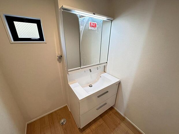 【洗面化粧台】実用性と機能美を兼ね備えた先進の洗面化粧台になります。耐水性や撥水性にも優れた仕様、3面鏡と一体となったキャビネットは収納力もUPします。