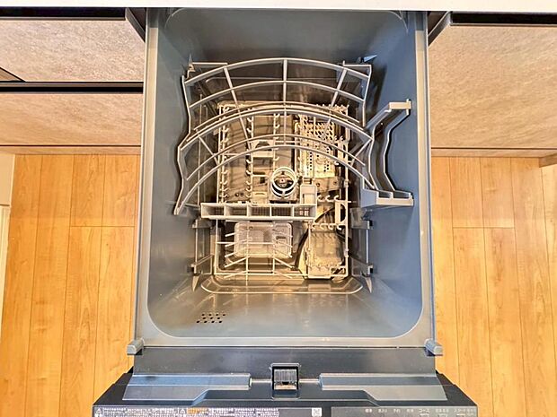 【食洗機】立ったままラクな姿勢で食器の出し入れができる食洗器を標準装備。キッチンにすっきり収まり使いやすいスライド型ビルトインタイプです。