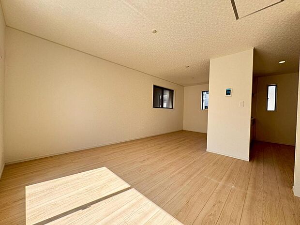 【リビング】リビングはご家族やお客様との時間など、多くの時を刻む空間。建築家が吟味を重ねたこだわりの設計です。