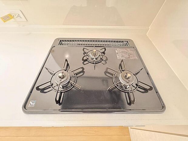 【3口ガスコンロ】3口ガスコンロを採用、同時に複数の調理を進められるため、調理時間が短縮できます。