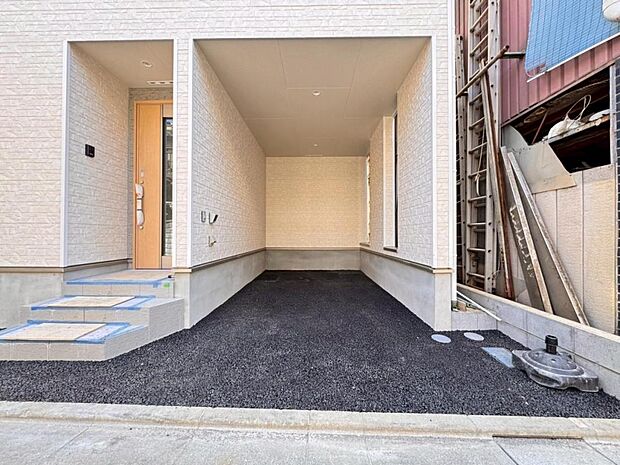 【駐車スペース】駐車スペースは1台完備。前面道路は交通量が少ないので、お車の出し入れも焦らずゆっくりできます。