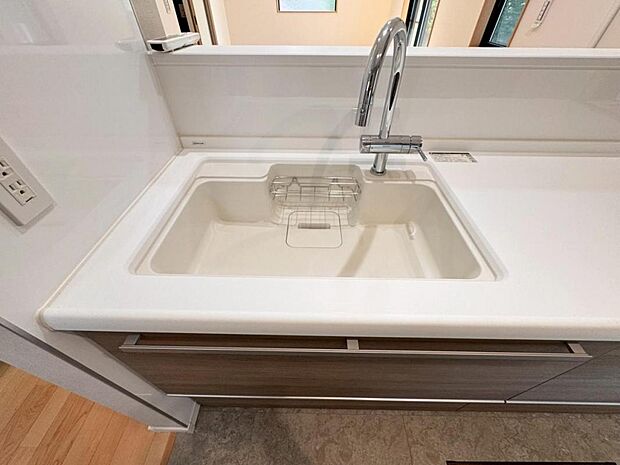 【浄水器一体型水栓】水栓の中に浄水カートリッジが組み込まれた「浄水器一体型水栓」です。ホースが伸びるのでシンクのお掃除も快適です。