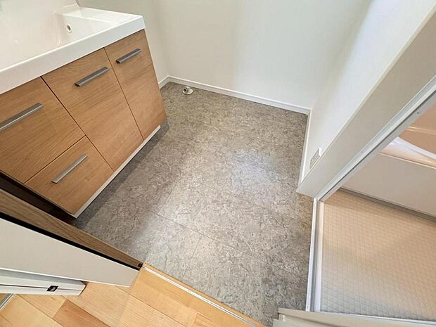 【脱衣場】シンプルなデザインが印象的な脱衣場です。洗濯機、洗面台と日常的に使用するので使い勝手の良い空間に仕上げました。