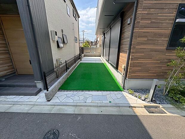 【駐車スペース】駐車スペースは1台完備。前面道路は交通量が少ないので、お車の出し入れも焦らずゆっくりできます。