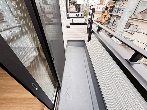 【バルコニー】陽当りの良いバルコニーはお洗濯物が効率よく乾きます。季節の光と風を感じられるとっておきの空間です。