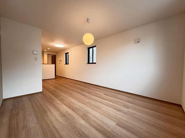 【ダイニング】外からの視線が気になりにくい2階リビング。プライベートを守りながら、ご家族との楽しい時間をお過ごし頂けます。