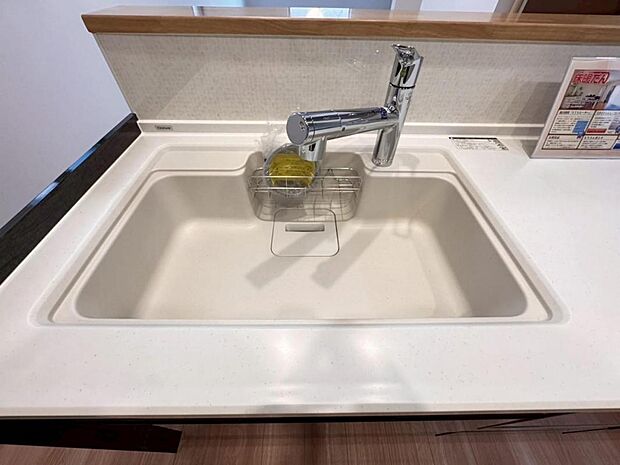 【浄水器一体型水栓】水栓の中に浄水カートリッジが組み込まれた「浄水器一体型水栓」です。ホースが伸びるのでシンクのお掃除も快適です。