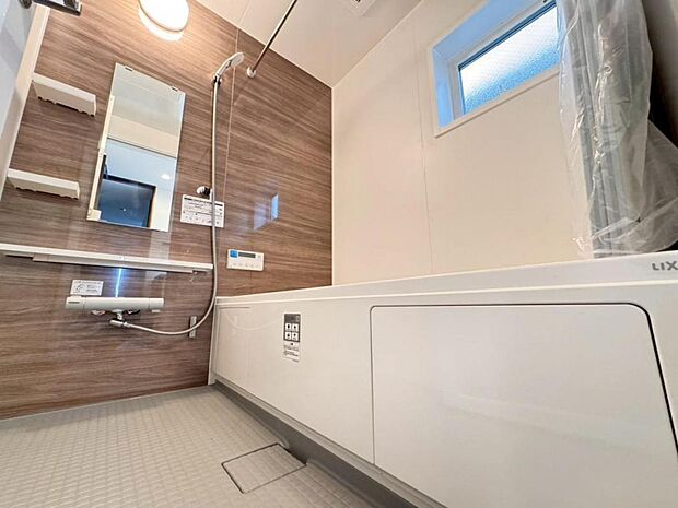 【バスルーム】ゆっくりお寛ぎ頂ける様、ゆとりの1616サイズの浴室になります。半身浴も楽しめる浴槽は極上の入浴を叶えてくれます。窓から差し込む陽光が浴室全体を明るく照らしてくれます。