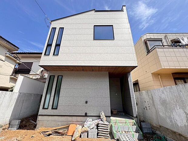 【外観】木造２階建て設計、４ＬＤＫ＋カースペース。暮らしを豊かにサポートする仕様設備や広々としたキッチンなど魅力が詰まったお住まいです。