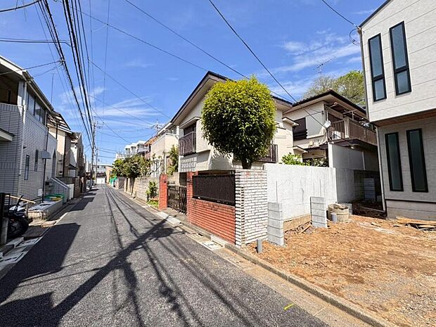 【前面道路】お車の出し入れも便利な前面道路です。歩道もしっかり整備されておりますので、小さなお子様がいらっしゃるファミリー層にも安心です。