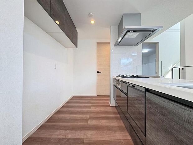 【キッチン】機能充実のシステムキッチンです。浄水器一体型水栓に3口グリルコンロ、食洗器と充実しておりママの家事をサポート致します。