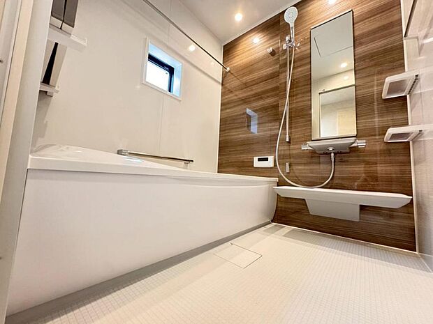 【バスルーム】ゆっくりお寛ぎ頂ける様、ゆとりの1616サイズの浴室になります。半身浴も楽しめる浴槽は極上の入浴を叶えてくれます。窓から差し込む陽光が浴室全体を明るく照らしてくれます。