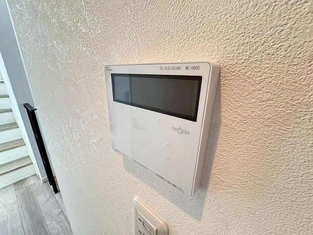 【オートバス】離れた場所からでも浴槽の操作が可能な追い焚き機能付きです。セミオート式になりますので操作も楽々。