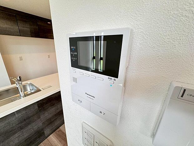 【モニター付きインターホン】ドアを開ける前に訪問者の顔を確認できます。不審者や無用なセールスだった場合に玄関を開ける必要がなく、防犯性を向上してくれます。