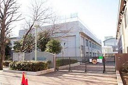 杉並区立富士見丘中学校 818m