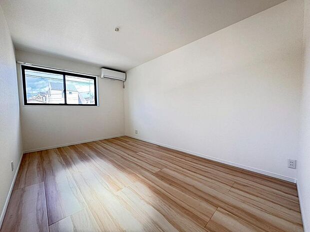 【ダイニング】外からの視線が気になりにくい2階リビング。プライベートを守りながら、ご家族との楽しい時間をお過ごし頂けます。