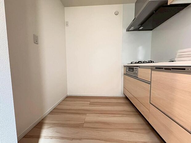 【キッチン】機能充実のシステムキッチンです。浄水器一体型水栓に3口グリルコンロ、食洗器と充実しておりママの家事をサポート致します。