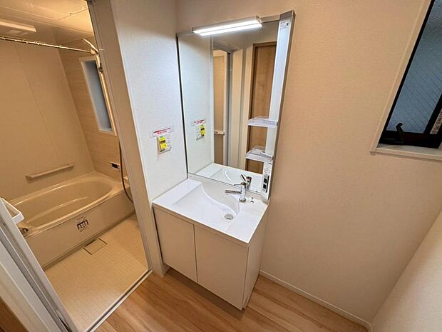 【洗面化粧台】見た目の美しさだけではなく、機能性も追求した使い勝手の良い独立洗面化粧台。広めで使いやすく、収納もあるのでいつもすっきり清潔に保てます♪