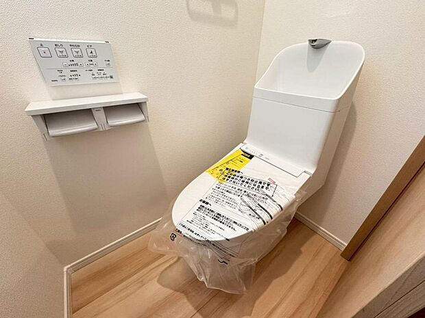 【トイレ】白を基調とし清潔感をデザインしたトイレ空間です。使い心地もしっかり追求した先進のトイレを搭載しております。