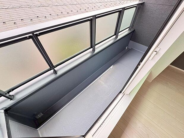 【バルコニー】陽当りの良いバルコニーはお洗濯物が効率よく乾きます。季節の光と風を感じられるとっておきの空間です。