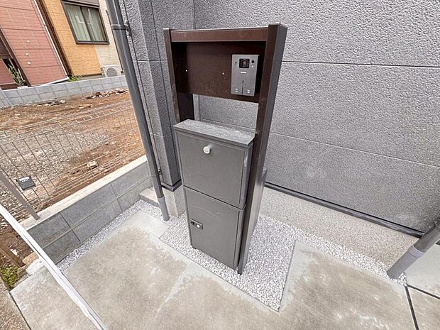 【宅配ボックス】大型宅配物もしっかり保管出来る宅配BOXが設置されております。留守中の荷物の受け渡しもスムーズに♪長期不在時もご安心いただけます。