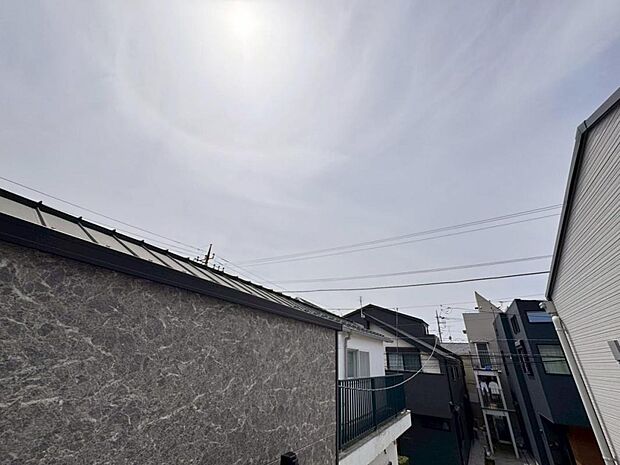 【眺望】圧迫感がなく、見晴らしや陽当りも良好です。閑静で落ち着いた街並みは心に安らぎとゆとりを叶えてくれます。（1号棟）