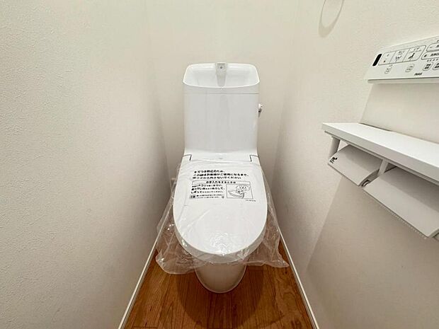 【トイレ】白を基調とし清潔感をデザインしたトイレ空間です。使い心地もしっかり追求した先進のトイレを搭載しております。