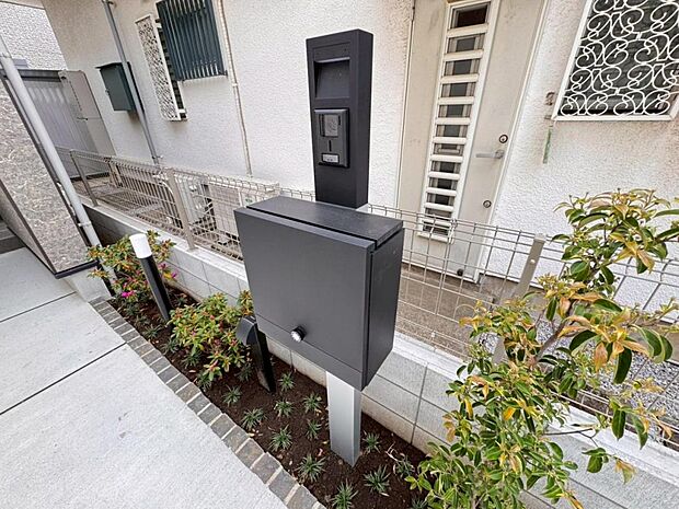 【ポスト】主張しすぎないシンプルな設計で、玄関周りにナチュラルに調和するメールボックスです。