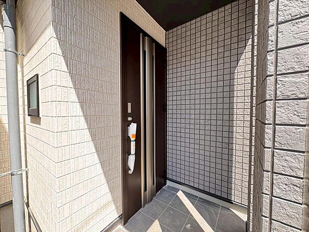 【玄関】お家の第一の顔とも言える「玄関」。清潔感のあるシンプルな空間で大切なお客様をお迎えします。