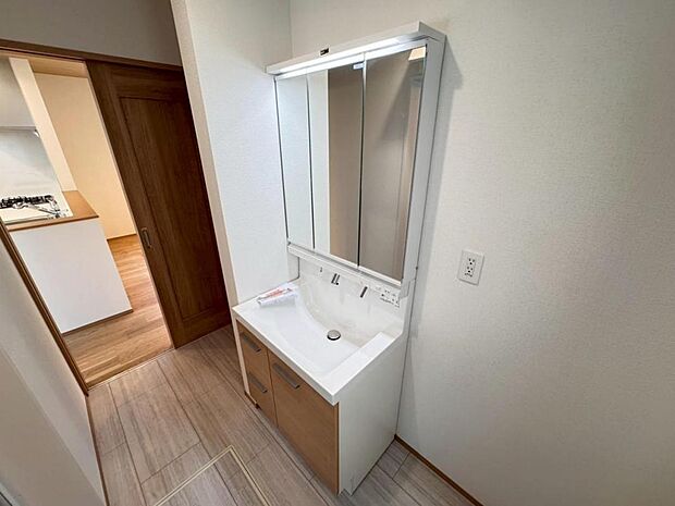 【洗面化粧台】実用性と機能美を兼ね備えた先進の洗面化粧台になります。耐水性や撥水性にも優れた仕様、3面鏡と一体となったキャビネットは収納力もUPします。