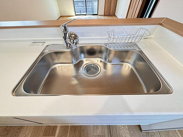 【浄水器一体型水栓】水栓の中に浄水カートリッジが組み込まれた「浄水器一体型水栓」です。ホースが伸びるのでシンクのお掃除も快適です。