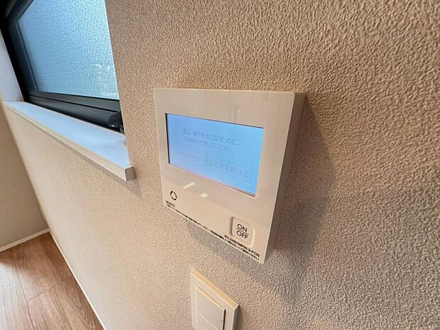 【オートバス】離れた場所からでも浴槽の操作が可能な追い焚き機能付きです。セミオート式になりますので操作も楽々。