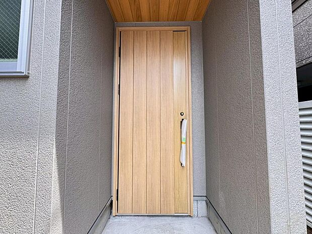【玄関】お住まいの第一の顔「エントランス玄関」は明るく暖かみのあるデザイン。気持ちの良い1日をここからスタートしましょう。【施工例写真】