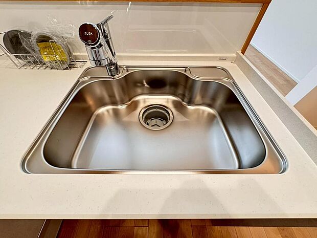 【浄水器一体型水栓】水栓の中に浄水カートリッジが組み込まれた「浄水器一体型水栓」です。ホースが伸びるのでシンクのお掃除も快適です。