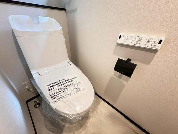 【トイレ】白を基調とし清潔感をデザインしたトイレ空間です。使い心地もしっかり追求した先進のトイレを搭載しております。