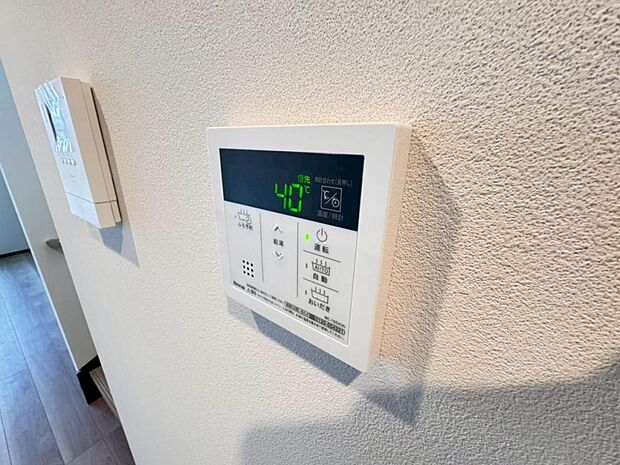 【オートバス】離れた場所からでも浴槽の操作が可能な追い焚き機能付きです。セミオート式になりますので操作も楽々。